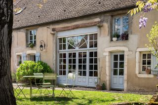 © Eléonore H - stock.adobe.com Foto: Haus und Garten mit Sitzgruppe