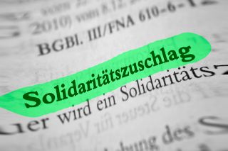 © kwarner - stock.adobe.com Foto: Schriftzug Solidaritätszuschlag