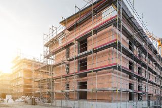 © Harald Biebel - stock.adobe.com Foto: Wohnblock im Bau mit Gerüst