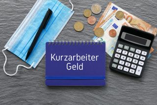 © Racamani - stock.adobe.com Foto: Notiz Kurzarbeit