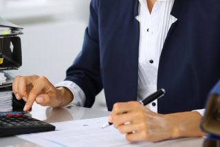 © rogerphoto - stock.adobe.com Foto: Frau am Schreibtisch