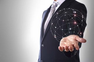 © taa22 - stock.adobe.com Foto: Mann mit Weltkugel