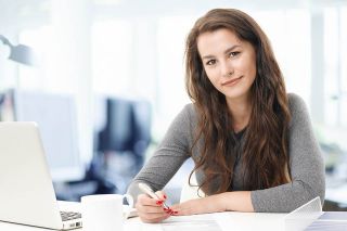 © gzorgz - Fotolia.com Foto: Frau am Schreibtisch