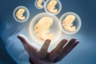 © peterschreiber.media - stock.adobe.com Foto: Eurozeichen in Blase