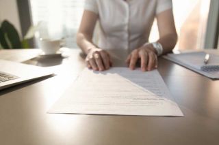 © fizkes - stock.adobe.com Foto: Frau am Schreibtisch