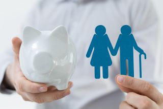 © vegefox.com - stock.adobe.com Foto: Strichfiguren und Sparschwein