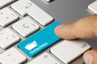 © momius - stock.adobe.com Foto: Tastatur mit Taste Gutachten