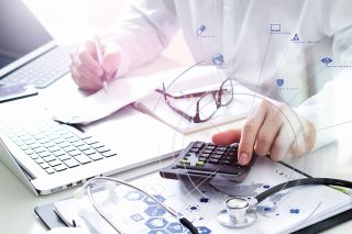 ©  everythingpossible - stock.adobe.com Foto: Arzt arbeitet am Laptop