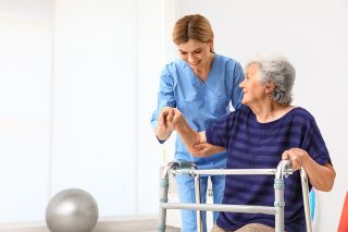 © New Africa - stock.adobe.com Foto: Pflegerin mit alter Dame