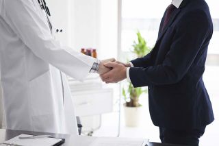 © Monet - stock.adobe.com Foto: Arzt mit Frau